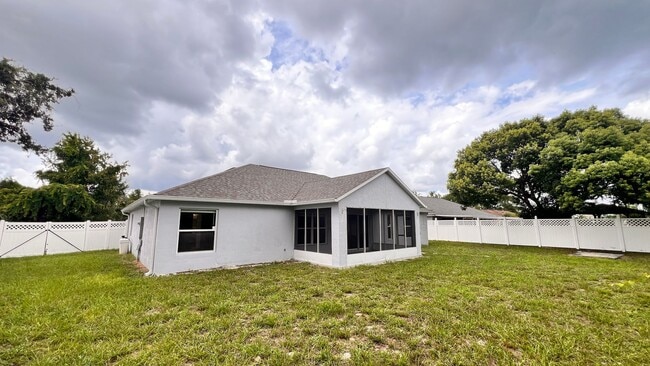 Building Photo - Huge!! 3 bedroom 2 bath in Deltona Lakes. ...