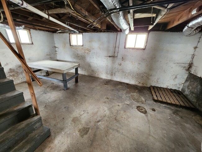Building Photo - !! Spacious 2-Bedroom, 1-Bathroom Home AVA...