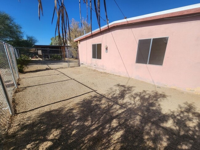 Building Photo - Cute 2 Bedroom 1 Bath Home