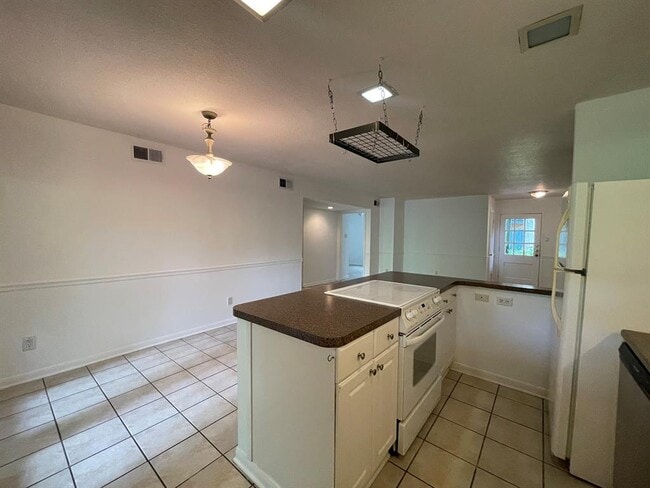 Building Photo - 8265 Kingsbrook Rd