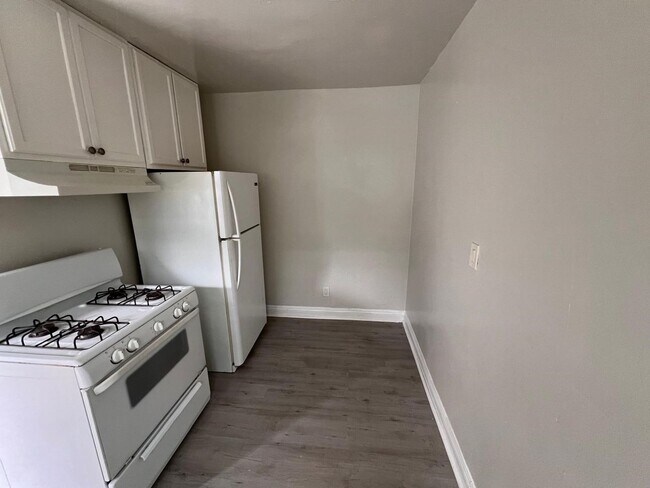 Building Photo - 849 1/2 West 84th Street
