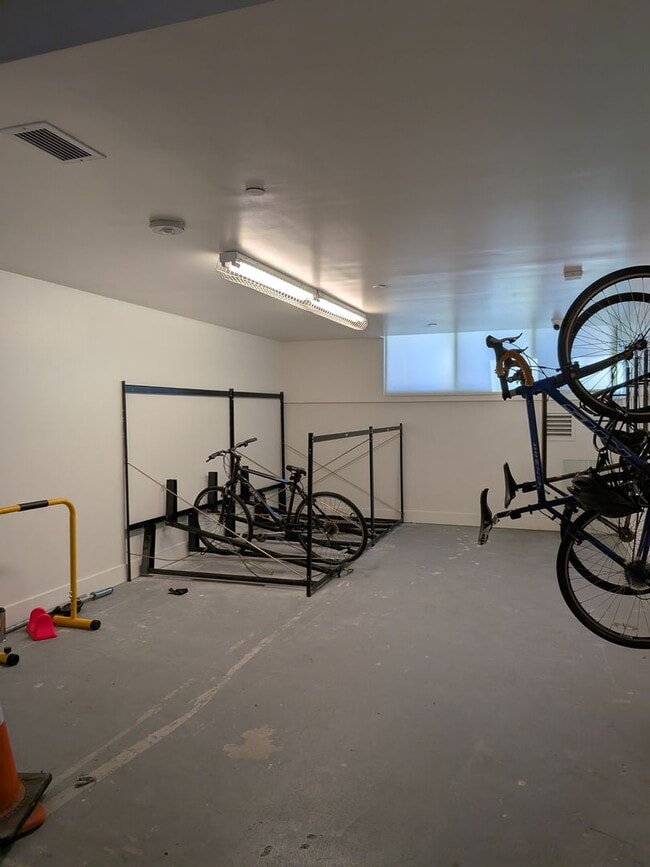 Building Photo - Studio Apartment Home on Top Floor with views of City Hall!