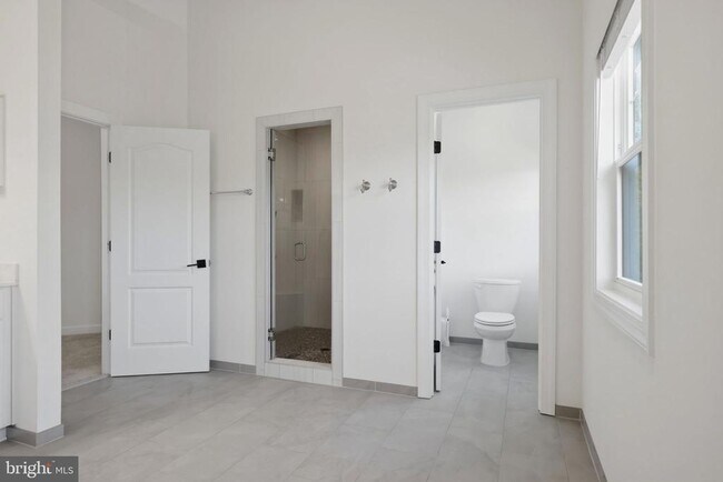 Building Photo - 301 Kingdom Dr