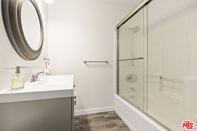 Building Photo - 252 W Spazier Ave