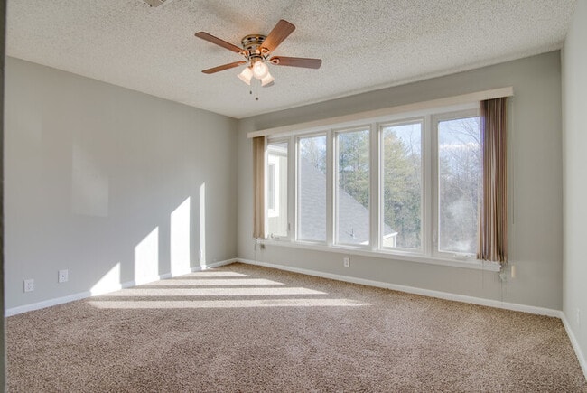 Building Photo - Amazing and spacious 3/2.5 Hermitage Townhouse with fireplace & patio!!! Pets ok!