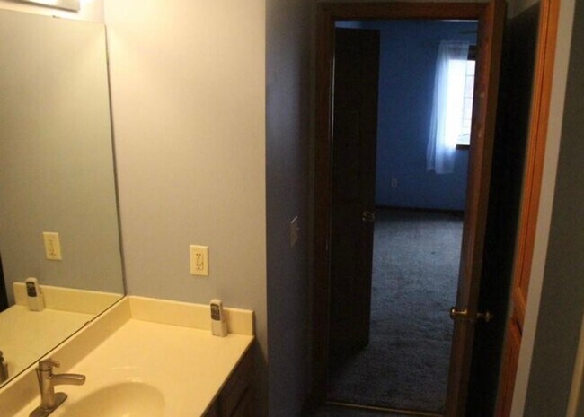 Building Photo - End Unit Townhome *3Bed/2.5 Bath*3 Season Porch! Available 10/1.