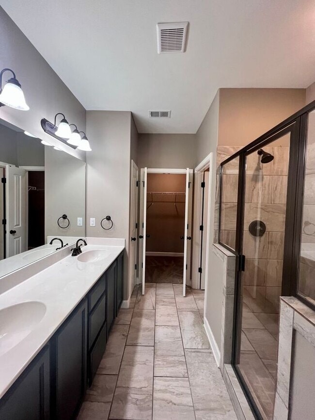 Building Photo - (COMING SOON!) 3bed/2bath Townhome w/Garag...