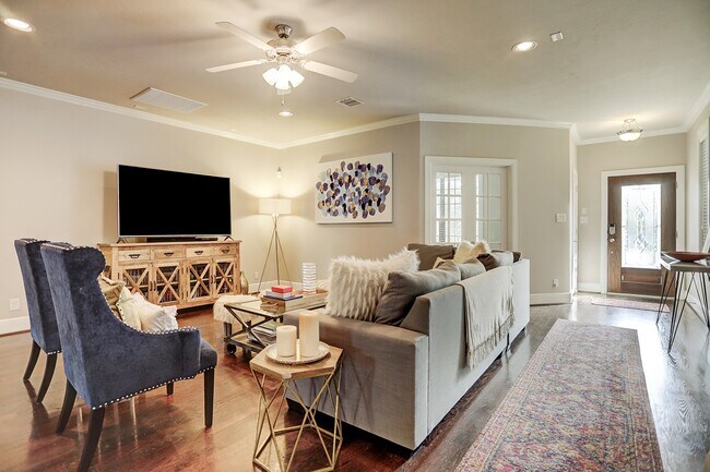 Building Photo - 213 W 26th St