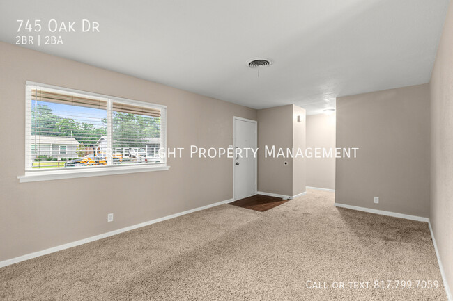 Building Photo - 745 Oak Dr