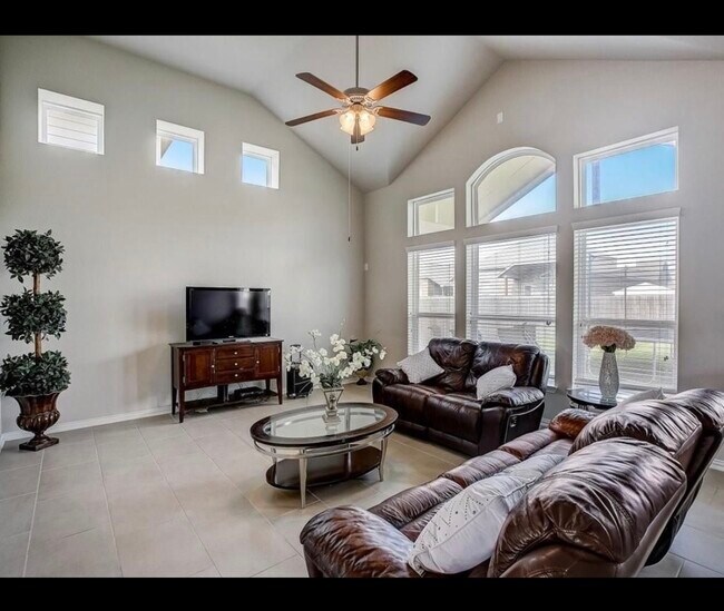 Building Photo - 8014 Arezzo Dr