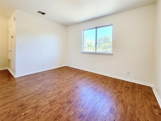 Building Photo - 7400 Muffin Dr