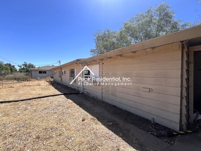 Building Photo - 3201 Leona Cir