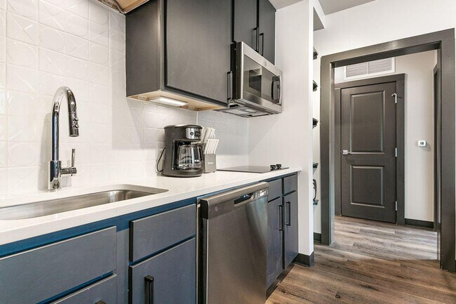 Building Photo - 611 Commerce St