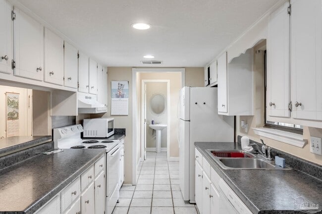 Building Photo - 6910 Heather Oaks Dr