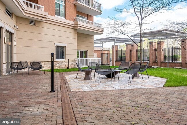 Building Photo - 3101 N Hampton Dr