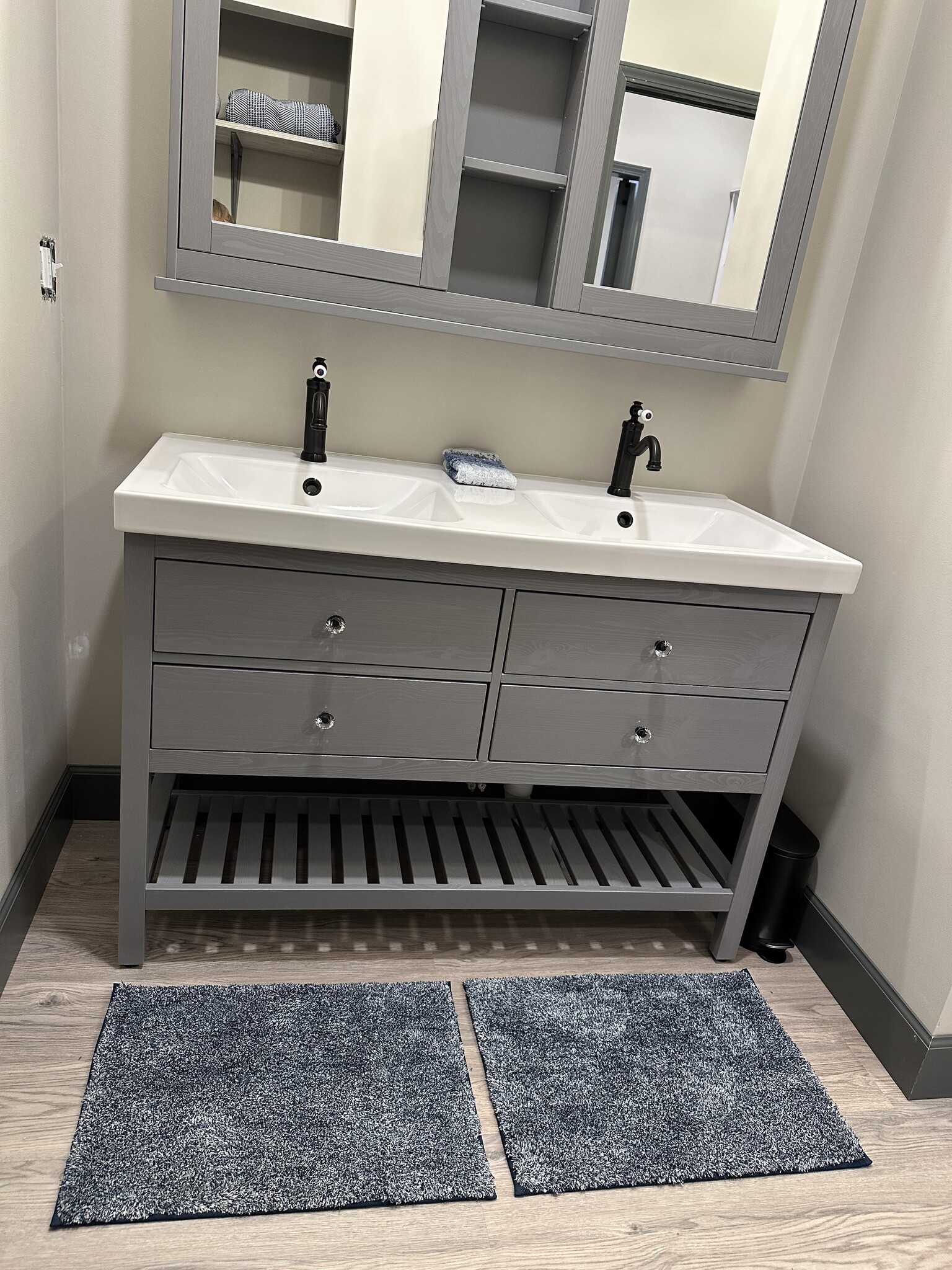 Double vanity sinks with nice storage - 200 Jaycee Dr