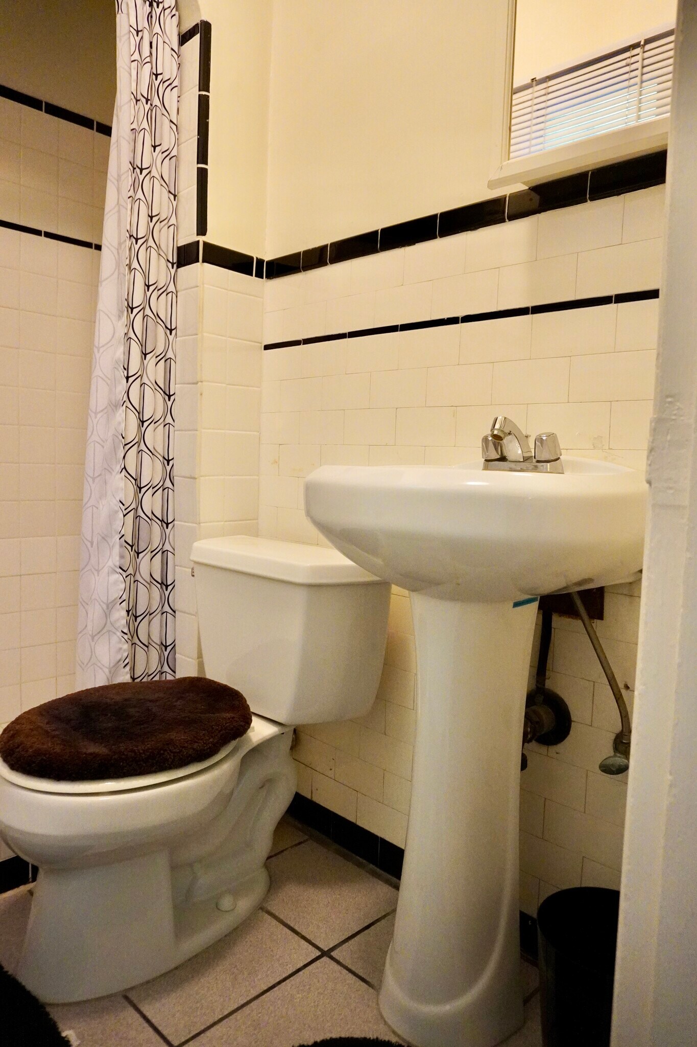 Building Photo - 1220 S Woods Ave