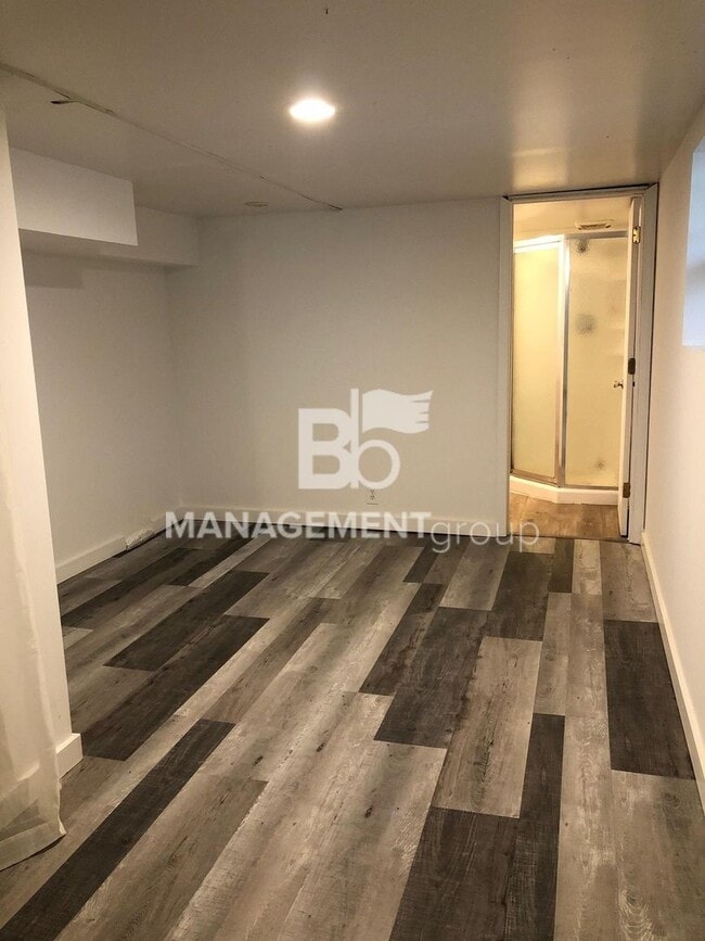 Building Photo - Updated SE Portland Basement Studio Apartm...