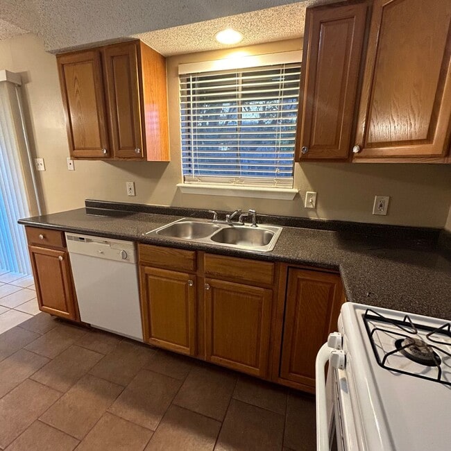 Building Photo - 7208 Creekside Dr