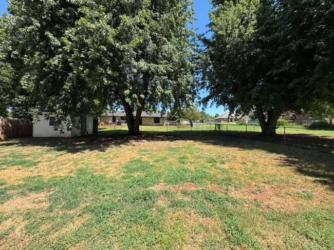 Building Photo - $300 0ff your move in for October 1st! All...