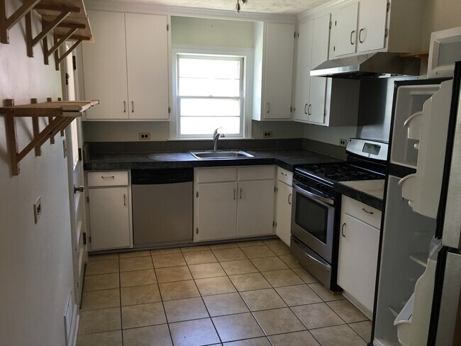 Building Photo - 219 Azalea Dr