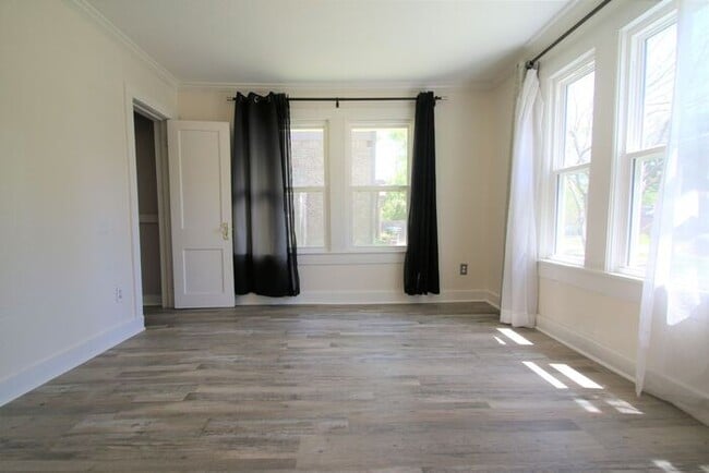 Building Photo - (("Wake Up in a Home YOU Love")) 2/2 STUNNING House Close to Exciting Downtown Fort Worth! An ABS...