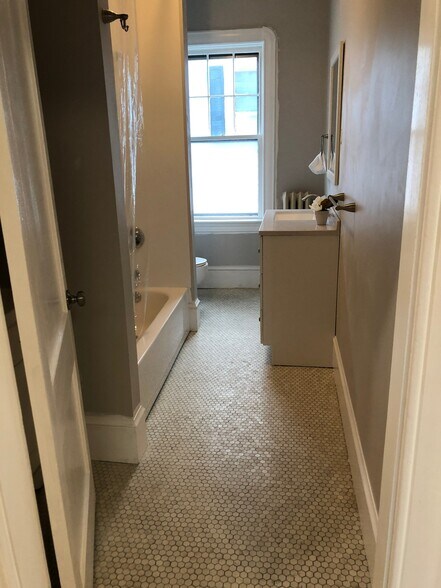 Building Photo - 521-523 S Almond St