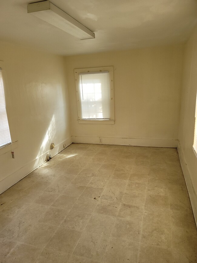 Building Photo - 446 W Railroad Ave