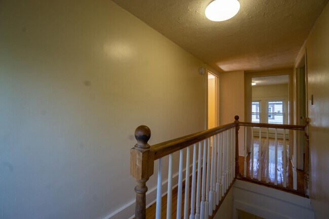 Building Photo - Newly renovated 3 bedroom apartment close ...