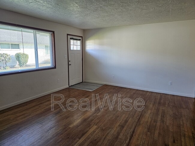 Building Photo - 626 NE Anderson St