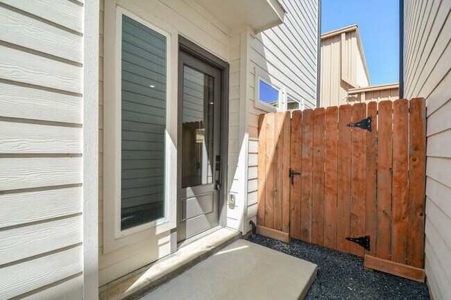 Building Photo - 310 Cyclamen St