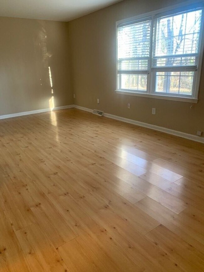 Building Photo - Large 3 Bedroom 2.5 Bath Townhome in Prime Location