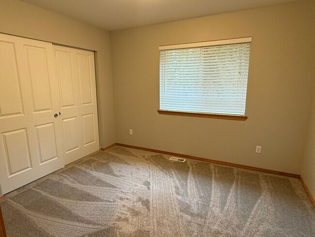 Building Photo - 5Bd/2.5Ba Maple Valley House