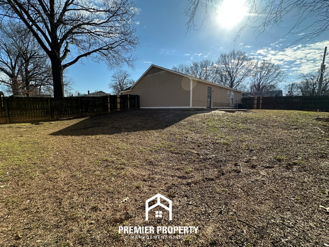 Building Photo - Charming 3BR Memphis Home with Garage, Open Kitchen & Fenced Backyard