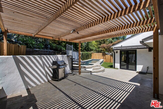 Building Photo - 2425 Rinconia Dr