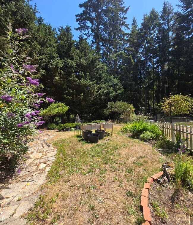 Building Photo - 31 Salal Way