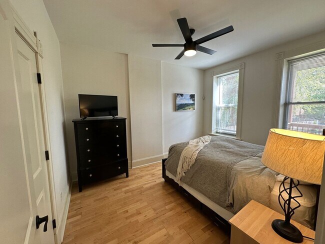 Building Photo - CHARMING DUPLEX - Grove District