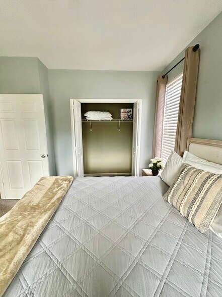 Building Photo - 1286 River Oaks Dr