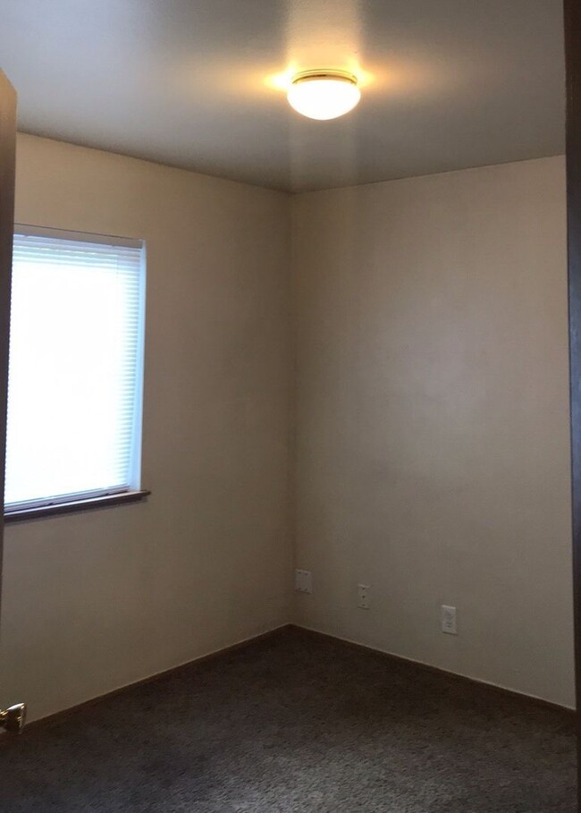 Building Photo - Downstairs West Campus 3 bedroom apartment...