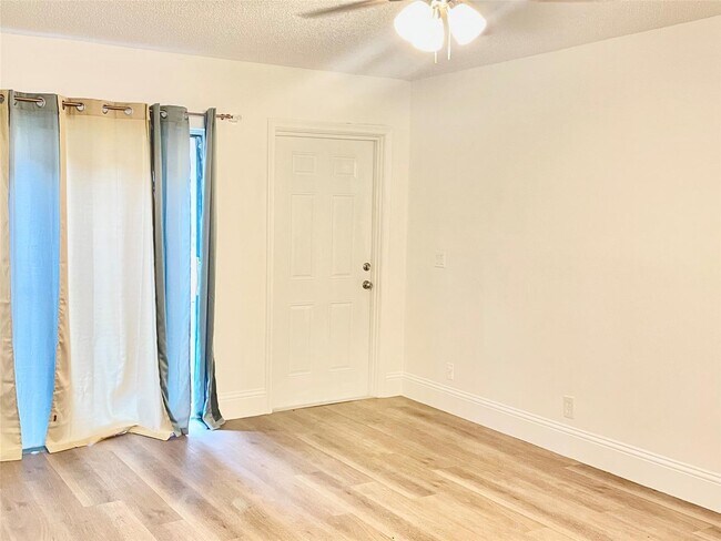 Building Photo - 10874 Royal Palm Blvd