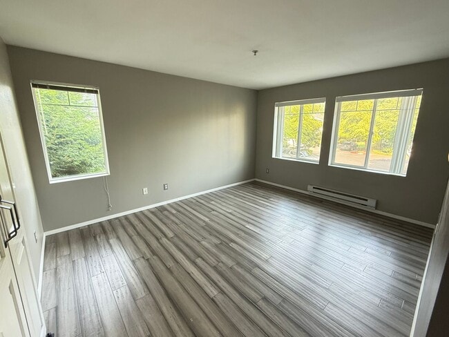 Building Photo - Updated Kent Townhome - Private Garage & AC