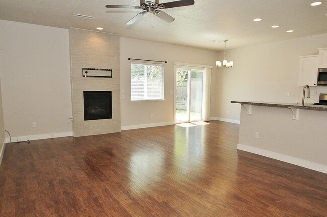 Building Photo - Immaculate Townhouse in Quiet Community