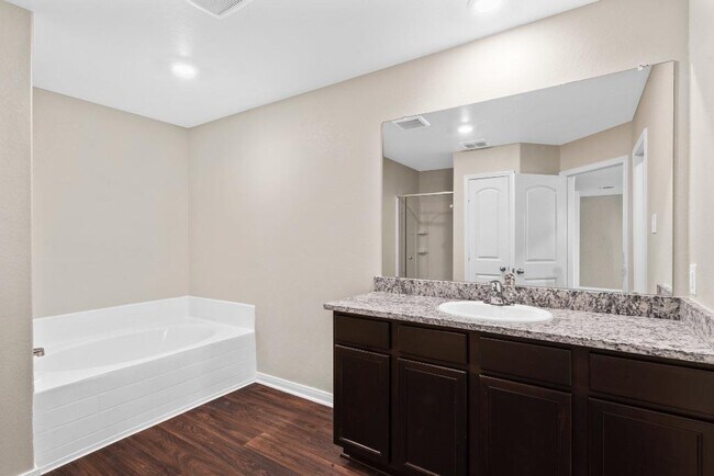 Building Photo - 719 Wonderland Trail