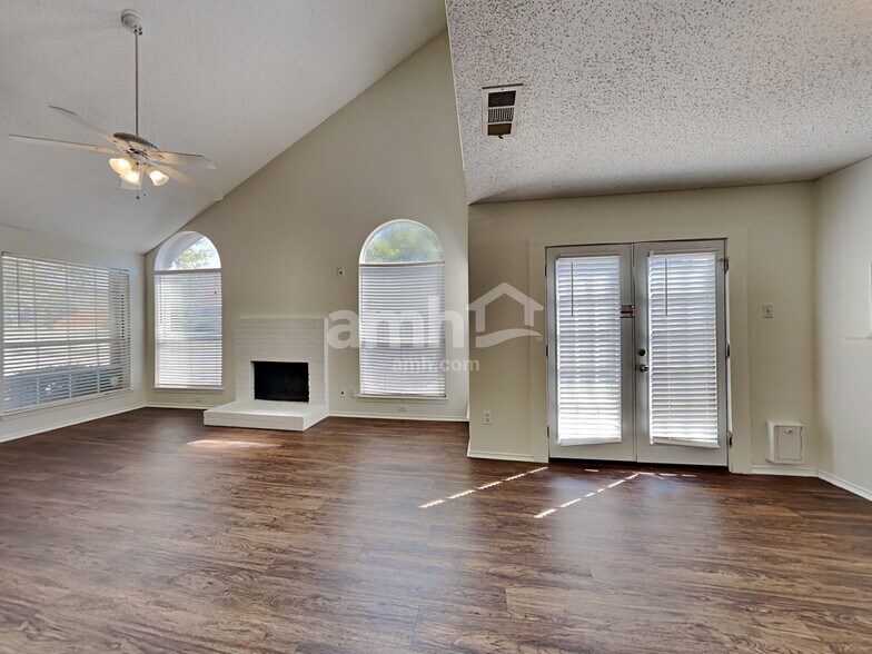 Building Photo - 830 Greenridge Dr