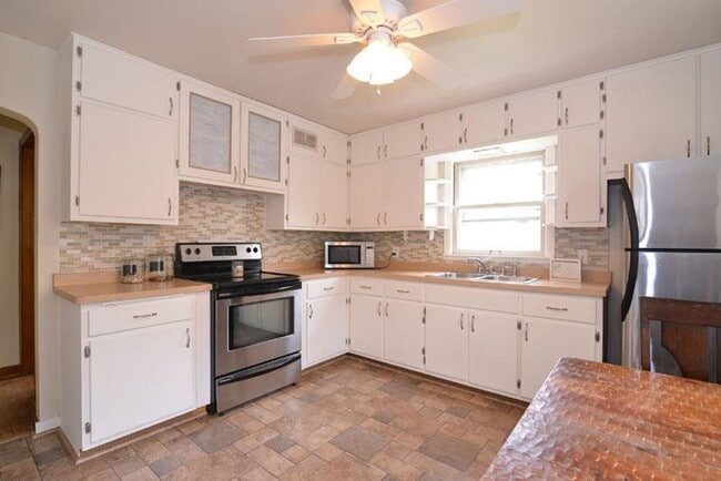Building Photo - Cozy  3 Bedroom Single Family Home