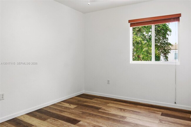 Building Photo - 3072 SE 5th Dr