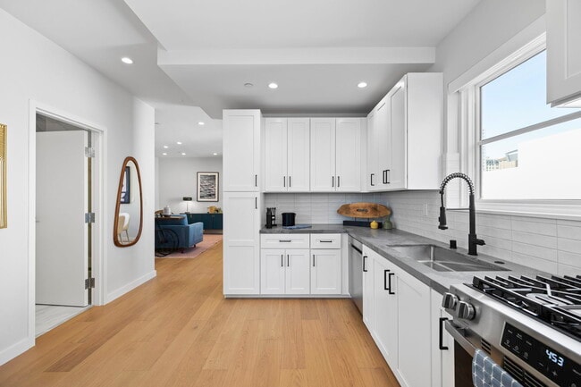 Building Photo - 693 Sutter St