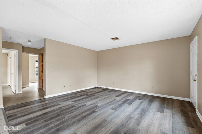 Building Photo - Check Out this 2 bed 2 bath!!