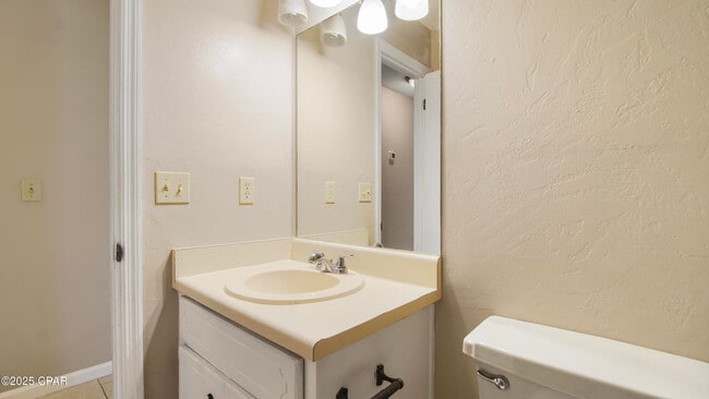 Building Photo - 807 White Oak Ct