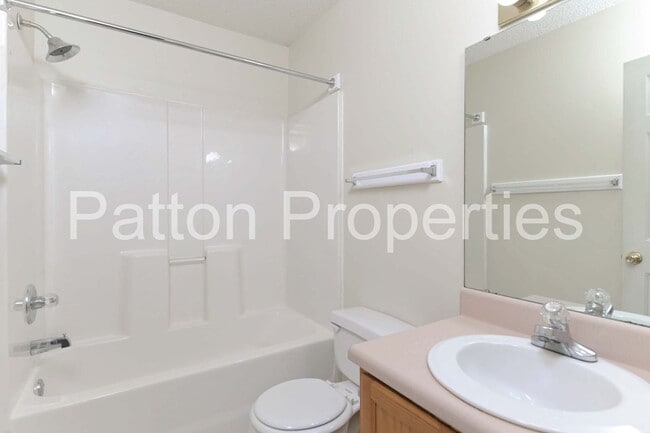 Building Photo - Summer Place Home